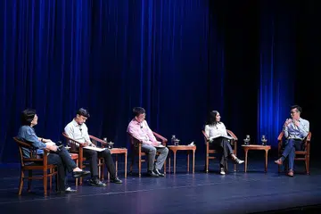 TIADA HAK ISTIMEWA: (Dari kiri) Moderator sesi, pakar sosiologi Universiti Pengurusan Singapura (SMU), Profesor Paulin Straughan; Dr Elmie Nekmat; Profesor Madya Daniel Goh dari NUS; Profesor Madya Laavanya Kathiravelu dari NTU dan Encik Goh Sin Teck, membincangkan pelbagai isu berkaitan kaum dan perkauman. - Foto IPS
