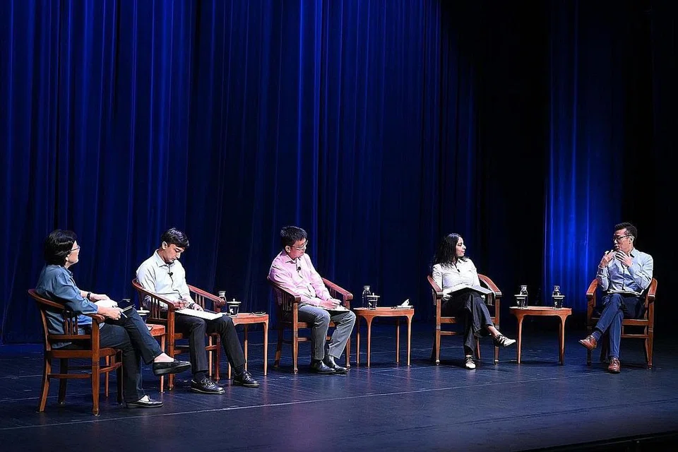 TIADA HAK ISTIMEWA: (Dari kiri) Moderator sesi, pakar sosiologi Universiti Pengurusan Singapura (SMU), Profesor Paulin Straughan; Dr Elmie Nekmat; Profesor Madya Daniel Goh dari NUS; Profesor Madya Laavanya Kathiravelu dari NTU dan Encik Goh Sin Teck, membincangkan pelbagai isu berkaitan kaum dan perkauman. - Foto IPS
