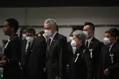 BERI PENGHORMATAN: Perdana Menteri, Encik Lee Hsien Loong dan isteri, Cik Ho Ching tiba di acara persemadian negara Encik Shinzo Abe. 