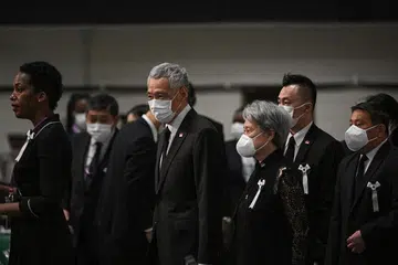 BERI PENGHORMATAN: Perdana Menteri, Encik Lee Hsien Loong dan isteri, Cik Ho Ching tiba di acara persemadian negara Encik Shinzo Abe. 