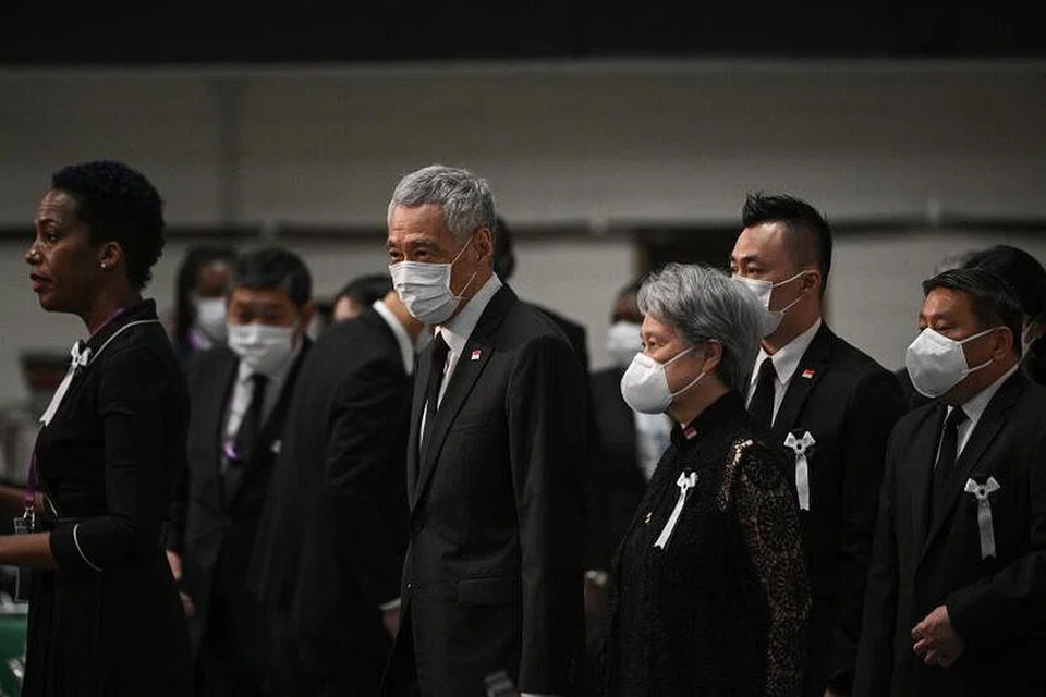 BERI PENGHORMATAN: Perdana Menteri, Encik Lee Hsien Loong dan isteri, Cik Ho Ching tiba di acara persemadian negara Encik Shinzo Abe. 