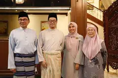 KE JENJANG PELAMIN: Cik Nurul Izzah (tiga dari kiri) dan suami, Encik Yin Shao Loong (dua dari kiri) bergambar bersama ibu dan bapa Cik Nurul Izzah, Datuk Seri Anwar Ibrahim (paling kiri) dan Datin Seri Wan Azizah Wan Ismail. - Foto FACEBOOK/NURULIZZAHANWAR