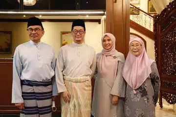KE JENJANG PELAMIN: Cik Nurul Izzah (tiga dari kiri) dan suami, Encik Yin Shao Loong (dua dari kiri) bergambar bersama ibu dan bapa Cik Nurul Izzah, Datuk Seri Anwar Ibrahim (paling kiri) dan Datin Seri Wan Azizah Wan Ismail. - Foto FACEBOOK/NURULIZZAHANWAR
