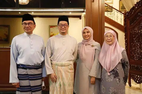 KE JENJANG PELAMIN: Cik Nurul Izzah (tiga dari kiri) dan suami, Encik Yin Shao Loong (dua dari kiri) bergambar bersama ibu dan bapa Cik Nurul Izzah, Datuk Seri Anwar Ibrahim (paling kiri) dan Datin Seri Wan Azizah Wan Ismail. - Foto FACEBOOK/NURULIZZAHANWAR