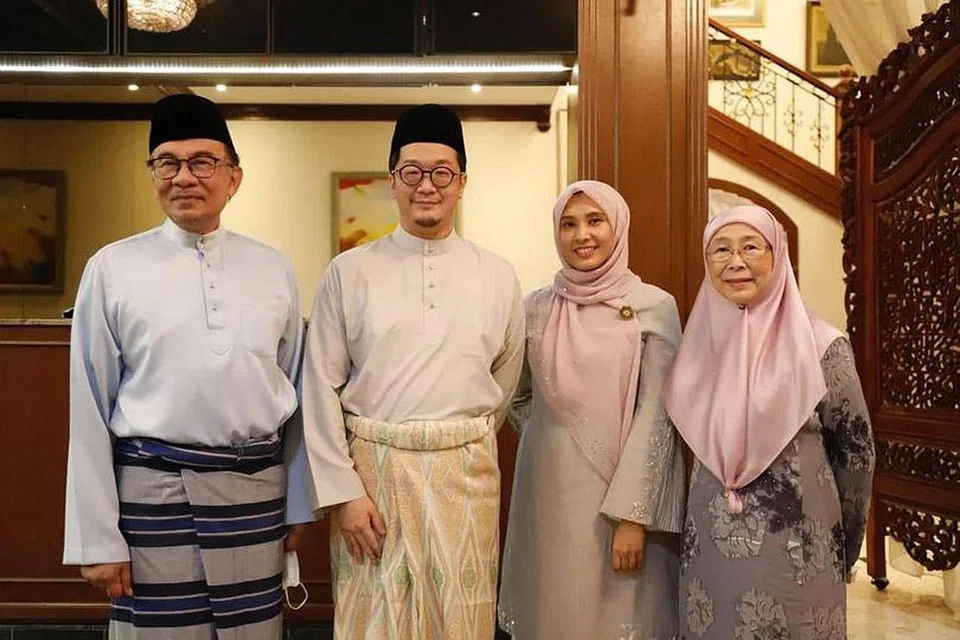 KE JENJANG PELAMIN: Cik Nurul Izzah (tiga dari kiri) dan suami, Encik Yin Shao Loong (dua dari kiri) bergambar bersama ibu dan bapa Cik Nurul Izzah, Datuk Seri Anwar Ibrahim (paling kiri) dan Datin Seri Wan Azizah Wan Ismail. - Foto FACEBOOK/NURULIZZAHANWAR