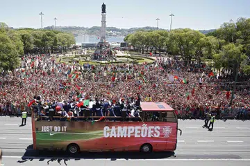 PERISTIWA BERSEJARAH: Portugal menyertai beberapa negara kecil lain sebelum ini yang menakluki apa yang dianggap sebagai mustahil. Selepas kalah di tangan Greece pada final Euro 2014 di padang sendiri, Portugal yang diterajui kapten Cristiano Ronaldo mengejutkan dunia dengan mengalahkan tuan rumah, Perancis, 1-0, di Paris, untuk menjadi juara Eropah yang terbaru. Syabas kepada Portugal yang pertama kali dalam sejarah mereka menjuarai satu-satu kejohanan bola sepak yang besar. - Foto REUTERS