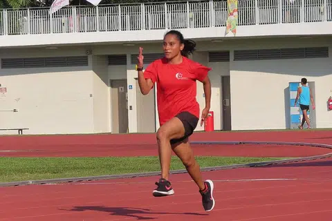 INGIN JADI TERBAIK: Walaupun Nurhayati pulang dengan tangan kosong daripada Grand Prix Para Atletik Dunia bulan lalu, beliau dapat melihat bagaimana pelari pecut terbaik dunia bersaing dan ia memberinya inspirasi untuk berlatih bersungguh-sungguh dan menjadi yang terbaik. - Foto BM oleh ZULAIQAH ABDUL RAHIM
