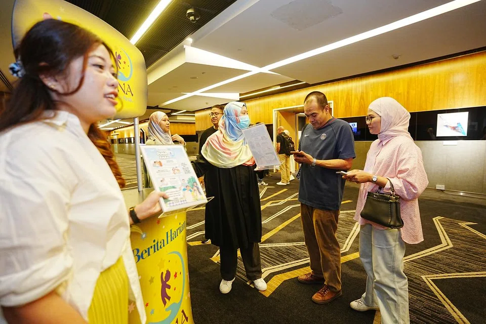 Wartawan BH, Cik Dahlia Zulkifli (paling kiri), dan Timbalan Editor Berita, Cik Nur Adilah Mahbob (tiga dari kanan), berinteraksi dengan peserta persidangan keibubapaan BH dan menggalakkan mereka agar menyertai saluran Telegram ‘Dunia Anak’ (DNA).