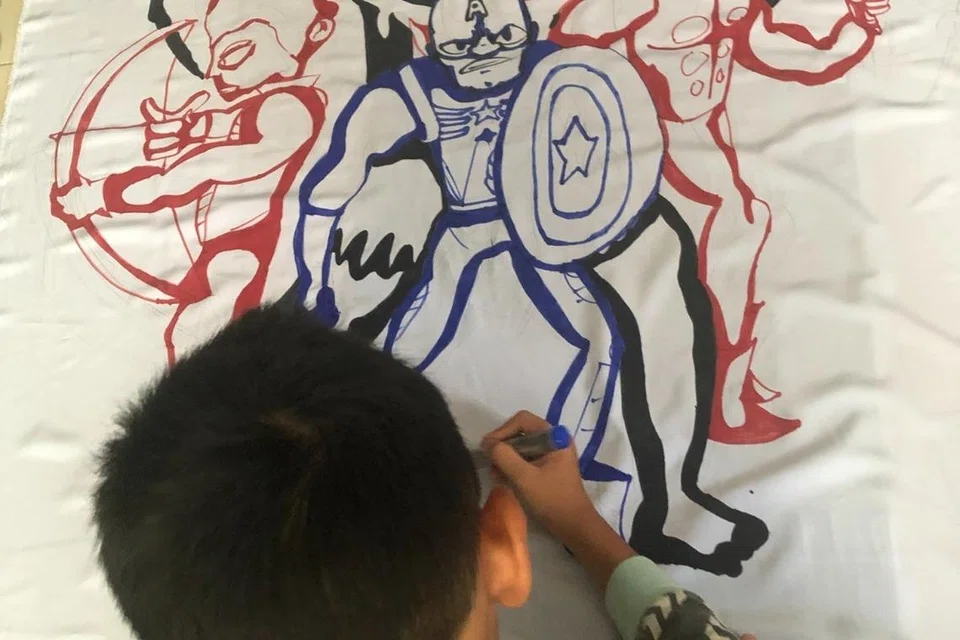 Aniq sedang melukis ketika berusia 4 tahun