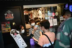 TELITI IKUT PROTOKOL: Restoran Fat Papas tidak khuatir akan peraturan yang diperketat kerana selama ini telah mengikuti langkah-langkah dan peraturan yang diberi pemerintah termasuk mengambil suhu badan pelanggan. - Foto BH oleh ARIFFIN JAMAR 