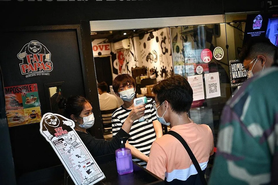 TELITI IKUT PROTOKOL: Restoran Fat Papas tidak khuatir akan peraturan yang diperketat kerana selama ini telah mengikuti langkah-langkah dan peraturan yang diberi pemerintah termasuk mengambil suhu badan pelanggan. - Foto BH oleh ARIFFIN JAMAR 