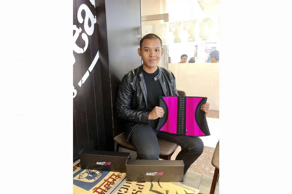 KEGAGALAN MENDEWASAKAN: Encik Alif Adam yang pernah tercicir daripada maktab rendah dan pusat prauniversiti meraih Anugerah Daya Usaha Cemerlang Politeknik Ngee Ann, hasil kejayaan perniagaan bengkung kecergasannya yang meraih pulangan $190,000 sejak dilancarkan Oktober tahun lalu. - Foto BH oleh HARYANI ISMAIL