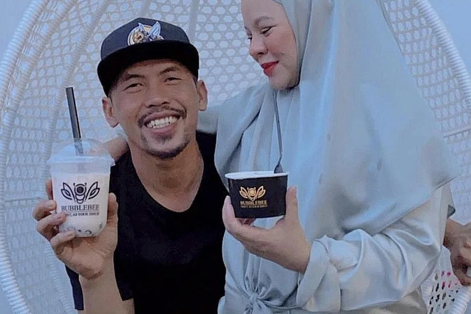 DALAM KENANGAN: Penyanyi dan usahawan Siti Sarah Raissudin, bersama anak-anak dan suami, pelawak Shuib (gambar atas), menghembuskan nafas terakhirnya kelmarin setelah bertarung nyawa akibat jangkitan Covid-19. - Foto INSTAGRAM SITI SARAH RAISUDDIN
