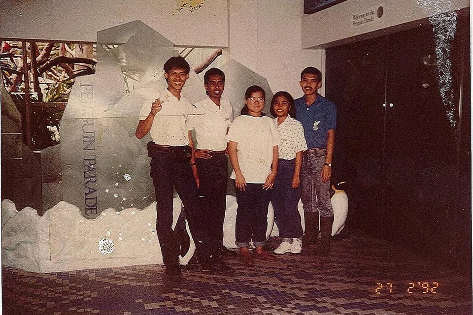 DULU BANTU JAGA PENGUIN: Semasa baru bekerja dengan taman itu pada 1991, Encik Roslee antara lain juga menjaga dan memberi makan kepada burung penguin. Gambar bersama rakan sekerjanya ini diambil di bahagian Penguin Parade (kini dikenali sebagai Penguin Coast) pada 1992. - Foto ihsan ROSLEE MUSTAFFA