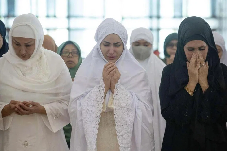 Isteri Allahyarham Tun Abdul Taib Mahmud, Toh Puan Raghad Kurdi (tengah) tidak dapat menahan sebak ketika menyertai solat jenazah suaminya di Masjid Negara, Kuala Lumpur, pada 21 Februari.