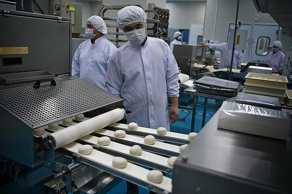TENAGA KERJA TERHAD: Disebabkan jumlah tenaga kerja yang terhad di Singapura, Encik Ng Chee Meng berpendapat salah satu cara alternatif untuk menambah produktiviti adalah dengan menggunakan teknologi di tempat kerja. - Foto fail