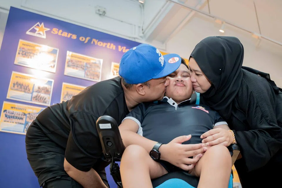 Mohammad Ridhwan Mohammad Fadli (tengah) bersama ibunya, Cik Siti Rizana Mohamed Sudar (kanan) dan ayahnya, Encik Mohammad Fadli Ramlan (kiri) pada hari keputusan Peperiksaan Tamat Sekolah Rendah (PSLE) di Sekolah Rendah North View pada 20 November.