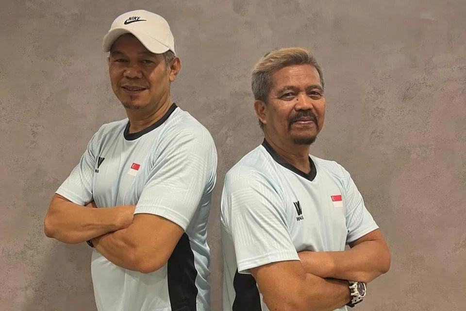 Ketua jurulatih pasukan sepak takraw  kebangsaan Singapura, Salleh Nanang (kanan) dan penolong jurulatih, Nur Hisham Adam, percaya bahawa ia bukan tugas berat untuk mencapai matlamat pingat gangsa di Piala Dunia Sepak Takraw di India yang berlangsung dari 20 hingga 25 Mac.