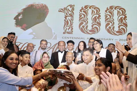 Encik Abdul Gafoore Mohamed Kassim (tengah) menerima kek istimewa sempena meraikan ulang tahun ke-100 beliau dengan disaksikan Ketua Pegawai Eksekutif (CEO) PropNex, Encik Ismail Gafoor (belakang, empat dari kiri) dan lebih 70 tetamu, merangkumi anggota keluarga, saudara-mara dan teman terdekat di Sky Ballroom, Parkroyal di Beach Road pada 16 Jun.
