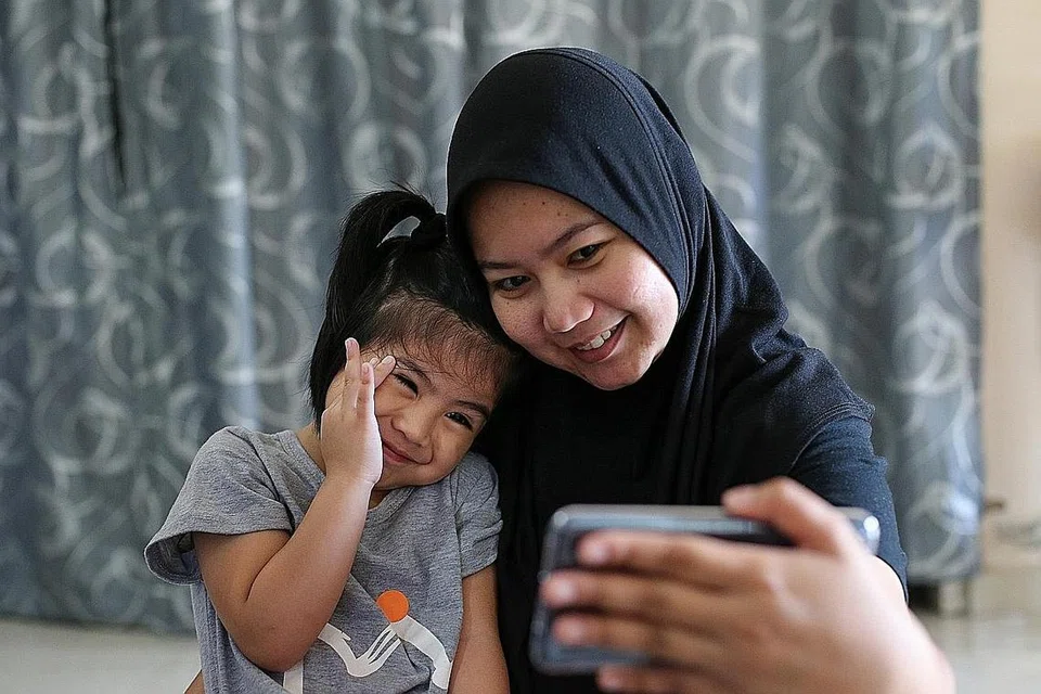 PERKONGSIAN DALAM TALIAN: Pakar memberi amaran bahawa 'sharenting' mempunyai pelbagai bahaya kepada kanak-kanak termasuk pembulian siber, gangguan dan pencurian siber. - Foto hiasan ISTOCKPHOTO
