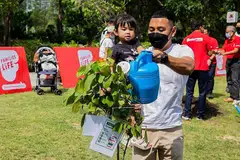 MENGERATKAN HUBUNGAN: Encik Muhammad Fazli Zulkifli, 35 tahun, bersama anak sulungnya, Leia Qaisara, 2 tahun, yang ghairah membantunya menanam pokok mereka di acara FamilyTrees di East Coast Park. - Foto ihsan MUHAMMAD FAZLI ZULKIFLI