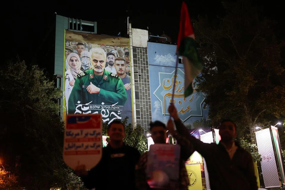 KAITKAN DENGAN PEMBUNUHAN: Kain rentang yang memaparkan Mejar-Jeneral Qassem Soleimani, dipasang pada sebuah bangunan sebagai menyokong rakyat Palestin di Teheran, Iran, pada 17 Oktober.