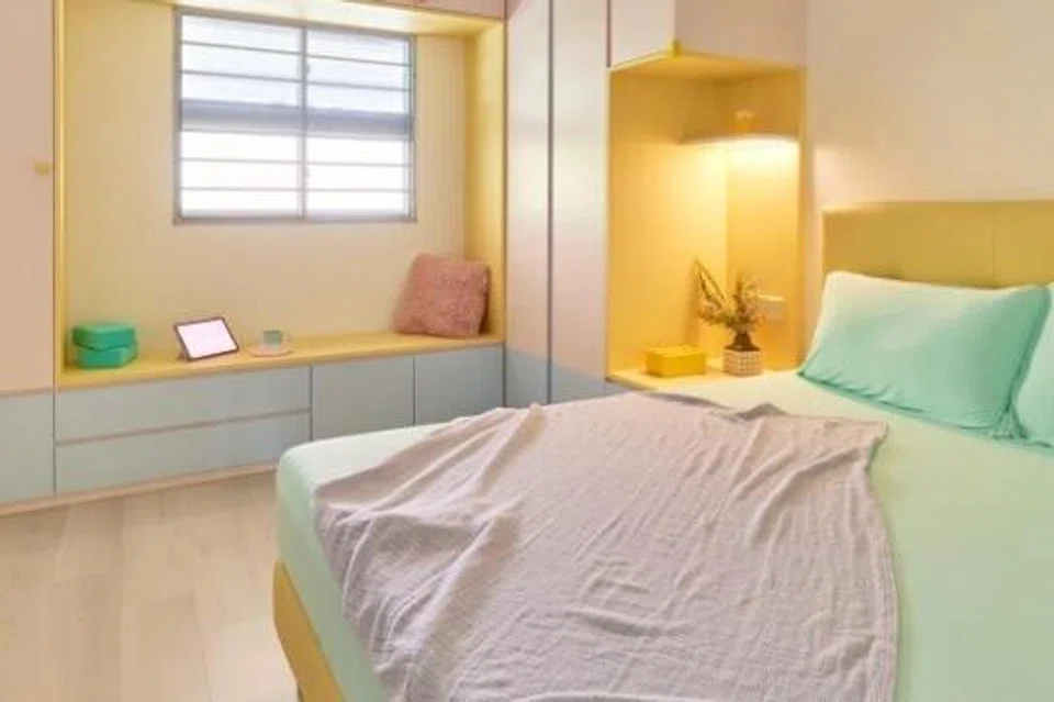 Tempat duduk di tepi tingkap di sepanjang dinding bilik tidur menjadi sudut bagi pemiliknya untuk membaca dan berehat.