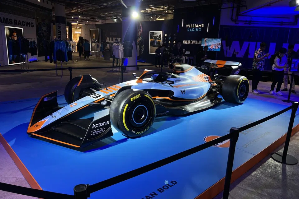 PAPARAN KERETA LUMBA:  Pameran kereta model FW45 di reruai Williams Racing di Raffles City Shopping Centre turut mencuri perhatian.