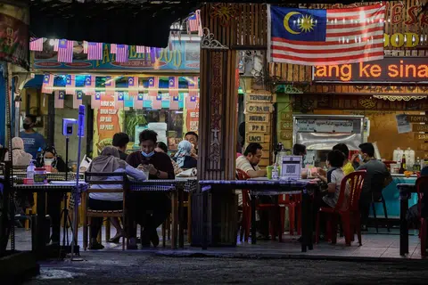 Di Malaysia, kebanyakan masyarakat bandar akan keluar makan atau melepak di restoran hingga lewat malam,  