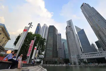 Ahli ekonomi menjangkakan lebihan besar dalam dana pemerintah bagi tahun kewangan berakhir 31 Mac, meskipun ekonomi lembap, pasaran hartanah lebih senyap dan perbelanjaan sosial bertambah.