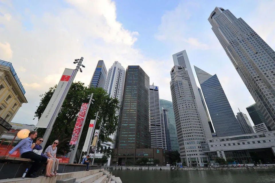 Ahli ekonomi menjangkakan lebihan besar dalam dana pemerintah bagi tahun kewangan berakhir 31 Mac, meskipun ekonomi lembap, pasaran hartanah lebih senyap dan perbelanjaan sosial bertambah.