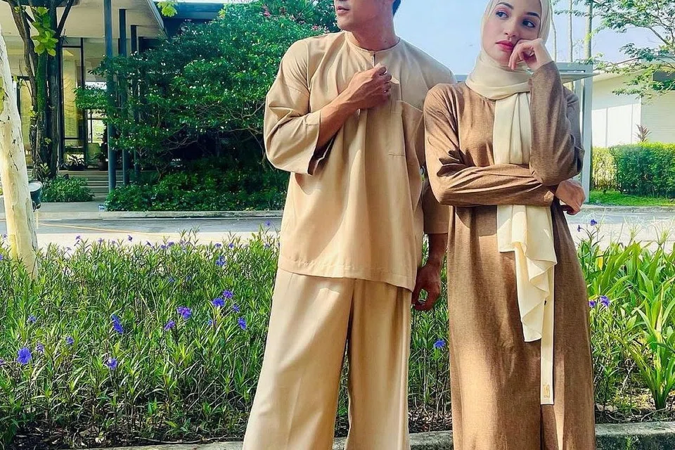 'SWEET' TANPA PERLU PIMPIN TANGAN: Peneraju 'Sabarlah Duhai Hati', Saharul Ridzwan dan Amyra Rosli, dipuji peminat drama kerana menjaga batas lakonan dengan tidak bersentuhan tanpa menjejas adegan romantis suami isteri yang saling menyokong satu sama lain. - Foto TV3