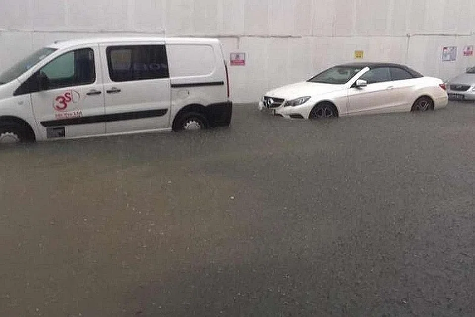 TERKANDAS: Beberapa kereta terkandas dalam banjir kilat yang berlaku di Upper Thomson Road menyusuli hujan lebat petang semalam. Menurut LTA, trafik sesak hingga ke MacRitchie Viaduct. - Foto FACEBOOK