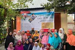 Foto ini dirakam pada Disember 2024 sempena agihan Al-Quran dan juga pemberian hadiah kepada golongan mualaf di Bali, Indonesia. Di bahagian belakang bersama mereka ialah Presiden IbadahSg Pte Ltd, Ustaz Firdaus Masruhen (berkopiah).