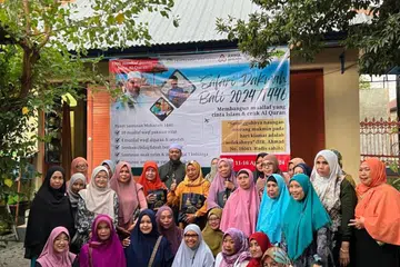 Foto ini dirakam pada Disember 2024 sempena agihan Al-Quran dan juga pemberian hadiah kepada golongan mualaf di Bali, Indonesia. Di bahagian belakang bersama mereka ialah Presiden IbadahSg Pte Ltd, Ustaz Firdaus Masruhen (berkopiah).