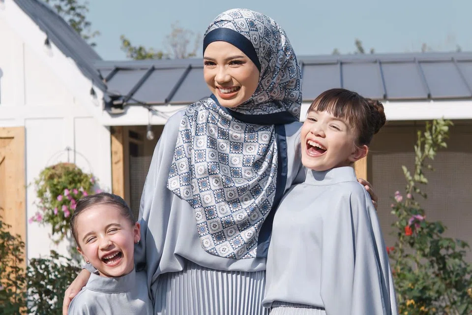 Busana Camellia berwarna biru pastel antara koleksi Diyana Halik pada 2024.