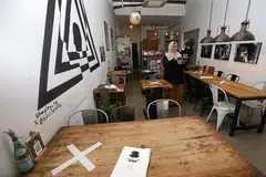 LENGANG: Dengan langkah jarak selamat satu meter perlu dilaksanakan antara sebuah meja dengan meja yang lain, bilangan pelanggan di restoran-restorannya susut kerana tempat duduk berkurangan. - Foto BM oleh JOEL CHAN
