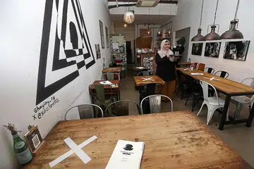 LENGANG: Dengan langkah jarak selamat satu meter perlu dilaksanakan antara sebuah meja dengan meja yang lain, bilangan pelanggan di restoran-restorannya susut kerana tempat duduk berkurangan. - Foto BM oleh JOEL CHAN