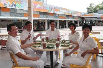 PASUKAN GRC TANJONG PAGAR PAP: (Dari kiri) Encik Eric Chua, Encik Chan Chun Sing, Encik Alvin Tan, Cik Joan Pereira dan Cik Indranee Rajah. - Foto BH oleh Kelvin Chng