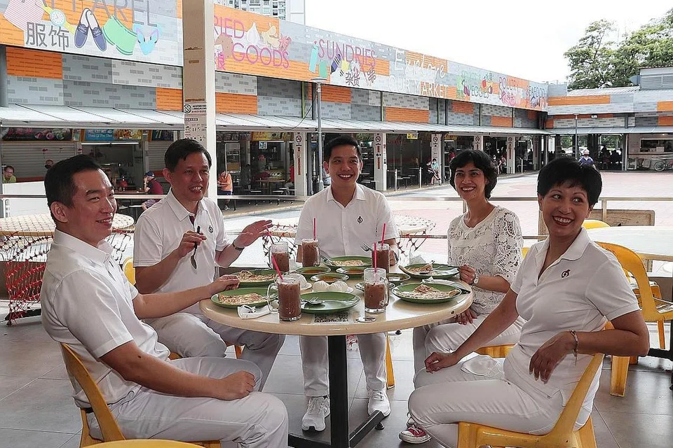 PASUKAN GRC TANJONG PAGAR PAP: (Dari kiri) Encik Eric Chua, Encik Chan Chun Sing, Encik Alvin Tan, Cik Joan Pereira dan Cik Indranee Rajah. - Foto BH oleh Kelvin Chng