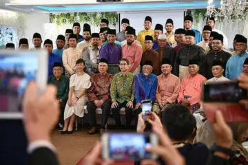 KADI DAN NAIB KADI: Jumlah naib kadi di ROMM kini meningkat dari 27 kepada 39 orang. Mereka bergambar bersama semalam di majlis penghargaan Pendaftar Pernikahan Orang Islam, Ustaz Syed Ahmad Syed Mohamed (duduk, tiga dari kiri). Turut bergambar bersama ialah Dr Muhammad Faishal Ibrahim (duduk, empat dari kiri); Ustaz Salim Jasman (duduk, paling kiri); Setiausaha Tetap MCCY, Cik Tan Gee Keow; Ustaz Pasuni Maulan (duduk, lima dari kiri) dan Ustaz Nor Razak Bakar (duduk, enam dari kiri). - Foto BH oleh ARIFFIN JAMAR