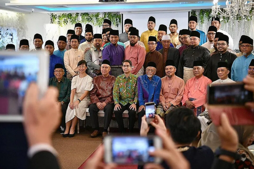 KADI DAN NAIB KADI: Jumlah naib kadi di ROMM kini meningkat dari 27 kepada 39 orang. Mereka bergambar bersama semalam di majlis penghargaan Pendaftar Pernikahan Orang Islam, Ustaz Syed Ahmad Syed Mohamed (duduk, tiga dari kiri). Turut bergambar bersama ialah Dr Muhammad Faishal Ibrahim (duduk, empat dari kiri); Ustaz Salim Jasman (duduk, paling kiri); Setiausaha Tetap MCCY, Cik Tan Gee Keow; Ustaz Pasuni Maulan (duduk, lima dari kiri) dan Ustaz Nor Razak Bakar (duduk, enam dari kiri). - Foto BH oleh ARIFFIN JAMAR