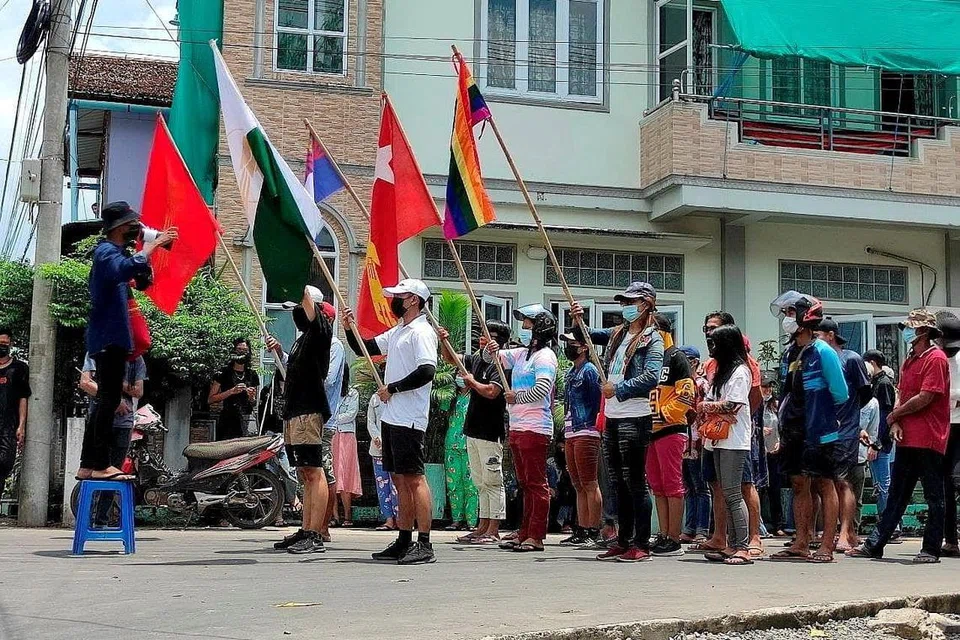 SEJAK TUMBANGKAN PEMERINTAH SUU KYI, JUNTA HADAPI ASAKAN PELBAGAI ARAH - DARI RAKYAT BIASA: Penunjuk perasaan membawa bendera semasa bantahan terhadap kudeta tentera di Dawei, Myanmar, pada 27 April lalu. - Foto REUTERS