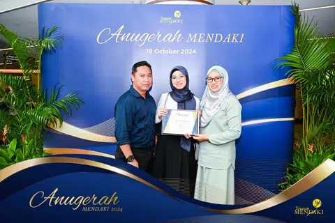 Mendaki, sampul Hari Raya, Athirah Alfaiz Loqman, sampul Raya MENDAKI 2026, reka bentuk grafik, Berita Harian sampul Raya, TTFS Mendaki, bakat muda Singapura