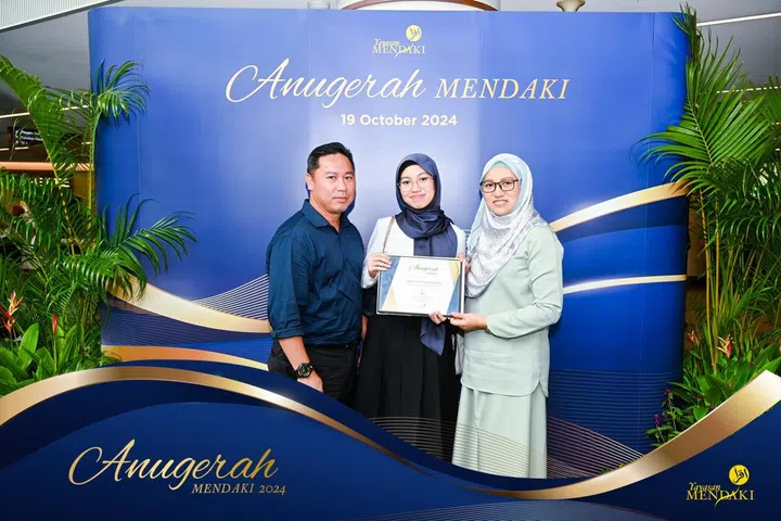 Mendaki, sampul Hari Raya, Athirah Alfaiz Loqman, sampul Raya MENDAKI 2026, reka bentuk grafik, Berita Harian sampul Raya, TTFS Mendaki, bakat muda Singapura