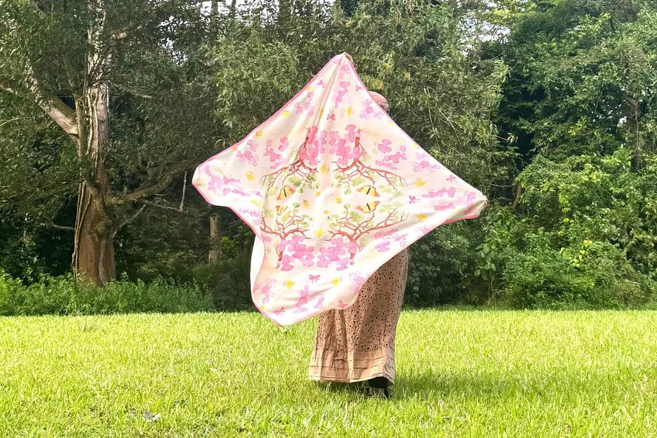 Dengan warna ‘pastel’ lembut disertakan corak bunga, reben dan rama-rama yang menghiasi seluruh tudung itu, ia merupakan pilihan tudung yang feminin dan anggun bagi kaum Hawa.