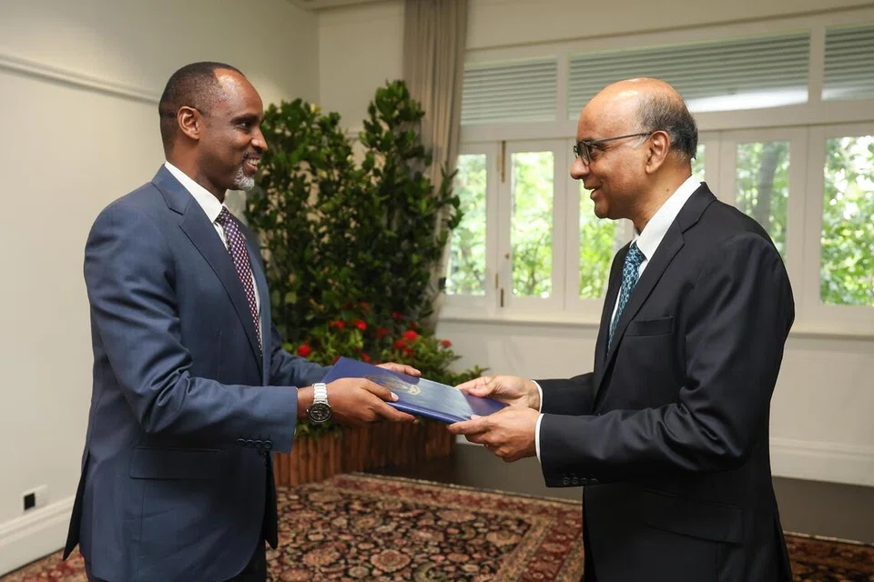 Pesuruhjaya Tinggi baru Rwanda ke Singapura, Encik Innocent Bagamba Muhizi (kiri), bertemu Presiden Tharman Shanmugaratnam di Istana pada 17 November.