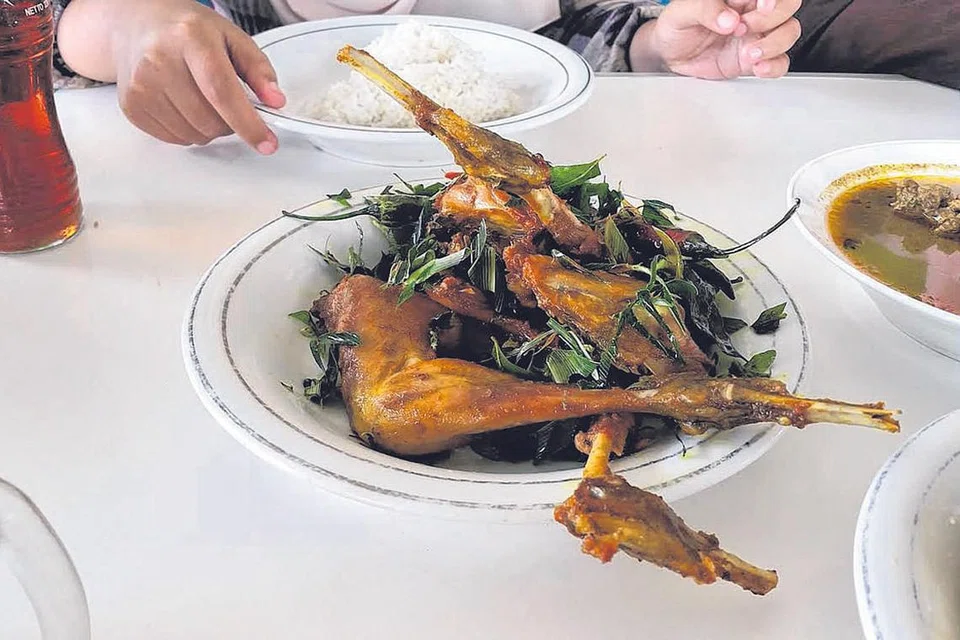 TIDAK TERUCAP SEDAPNYA: Ayam goreng ini, atau digelar Ayam Pramugari kerana dekatnya lokasi kedai dengan lapangan terbang Banda Aceh, sempat dimakan dua kali sepanjang kunjungan ke Aceh. Ayam dimakan dengan nasi putih, kari daging dan lauk lain. - Foto NURUL AIN RAZALI