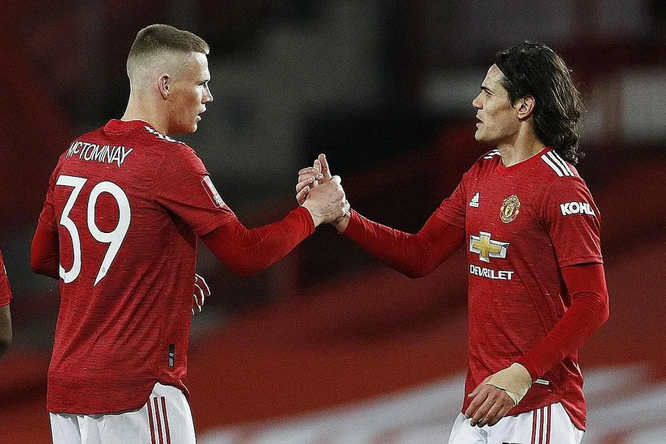 TAHNIAH!: Pemain Manchester United Scott McTominay yang menjaringkan gol meraikan kemenangan dengan Edinson Cavani di akhir perlawanan Piala FA, semalam. United menang 1-0 menentang West Ham. - Foto REUTERS