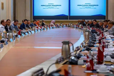 Perdana Menteri Malaysia, Datuk Seri Anwar Ibrahim (kiri), ketika mempengerusikan Mesyuarat Majlis Pengurusan Bencana Negara (MPBN) Bilangan 1 Tahun 2026.
